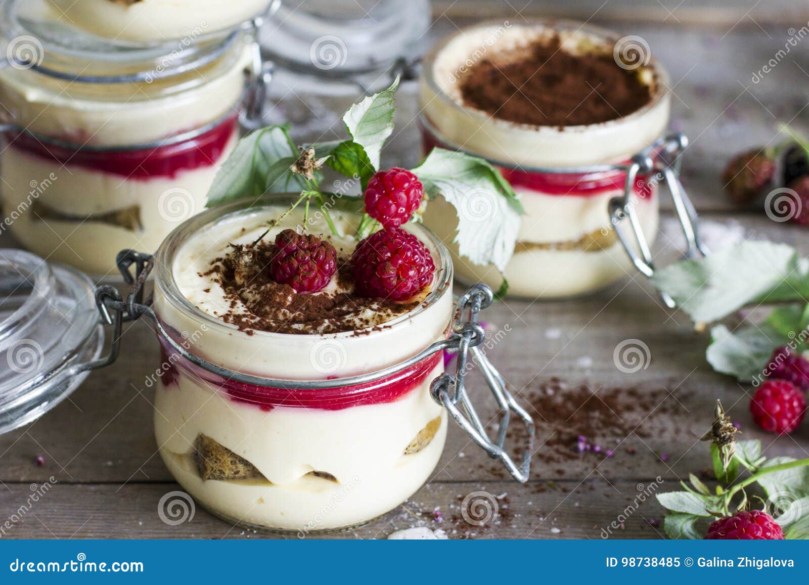 Tiramisu Fait Maison De Dessert Avec Des Framboises Dans Le Pot En Verre  Image stock - Image du homemade, cookie: 98738485