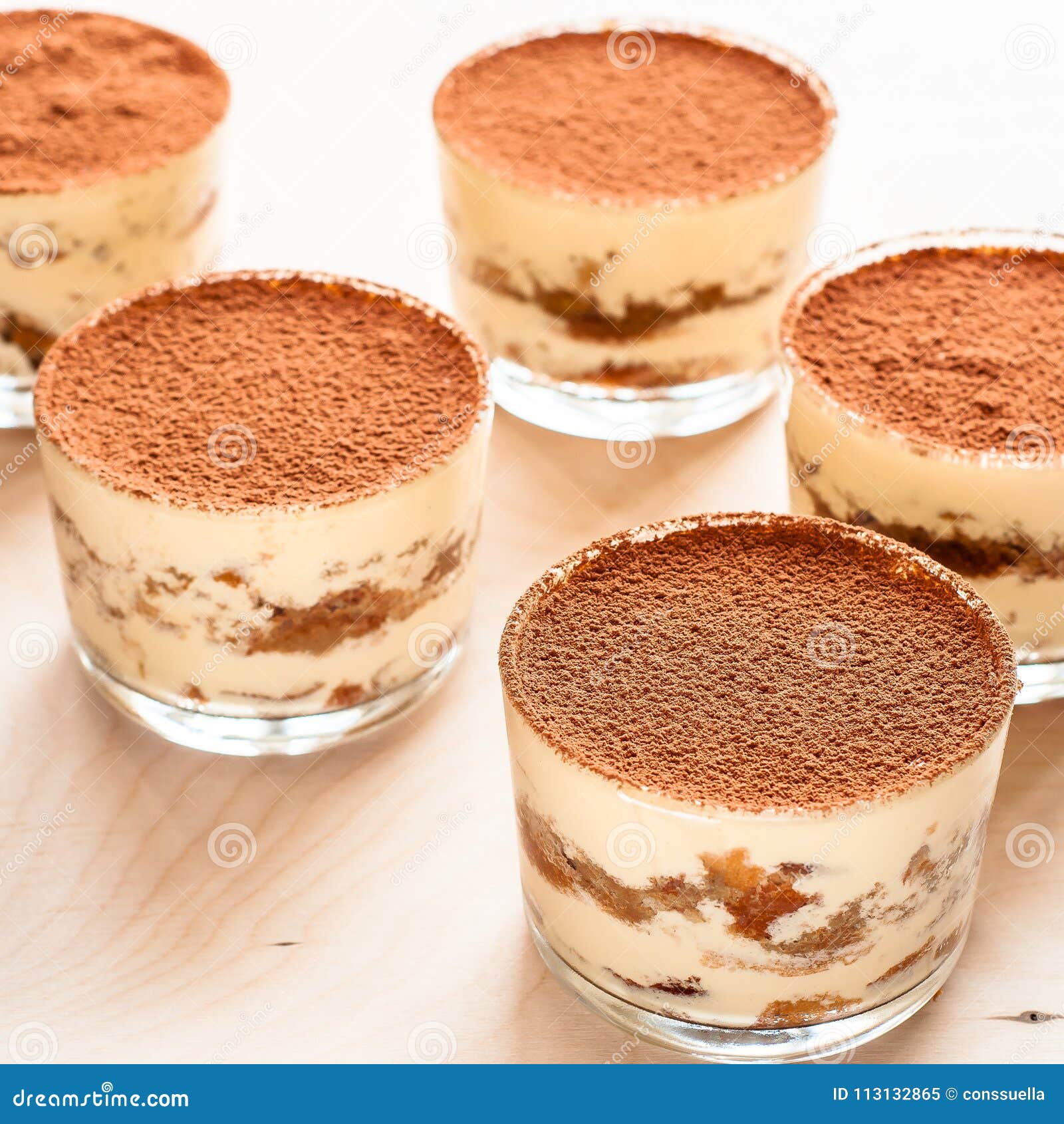 Tiramisu Fait Maison, Dessert Italien Traditionnel En Verre Sur La Table En  Bois Image stock - Image du frais, café: 113132865