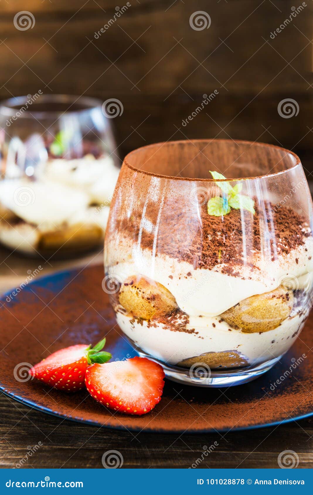 Tiramisu Italien Traditionnel De Dessert Dans Un Pot En Verre Photo stock -  Image du dessert, dîner: 101028878