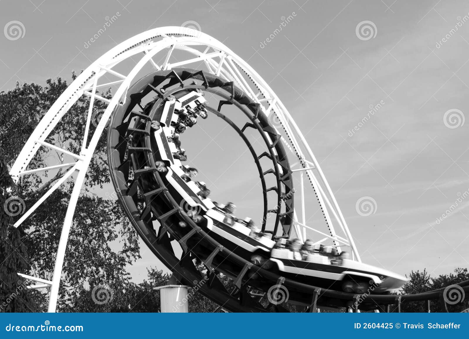 Montagnes Russes À Tire-bouchon Et Grande Roue Au Parc D