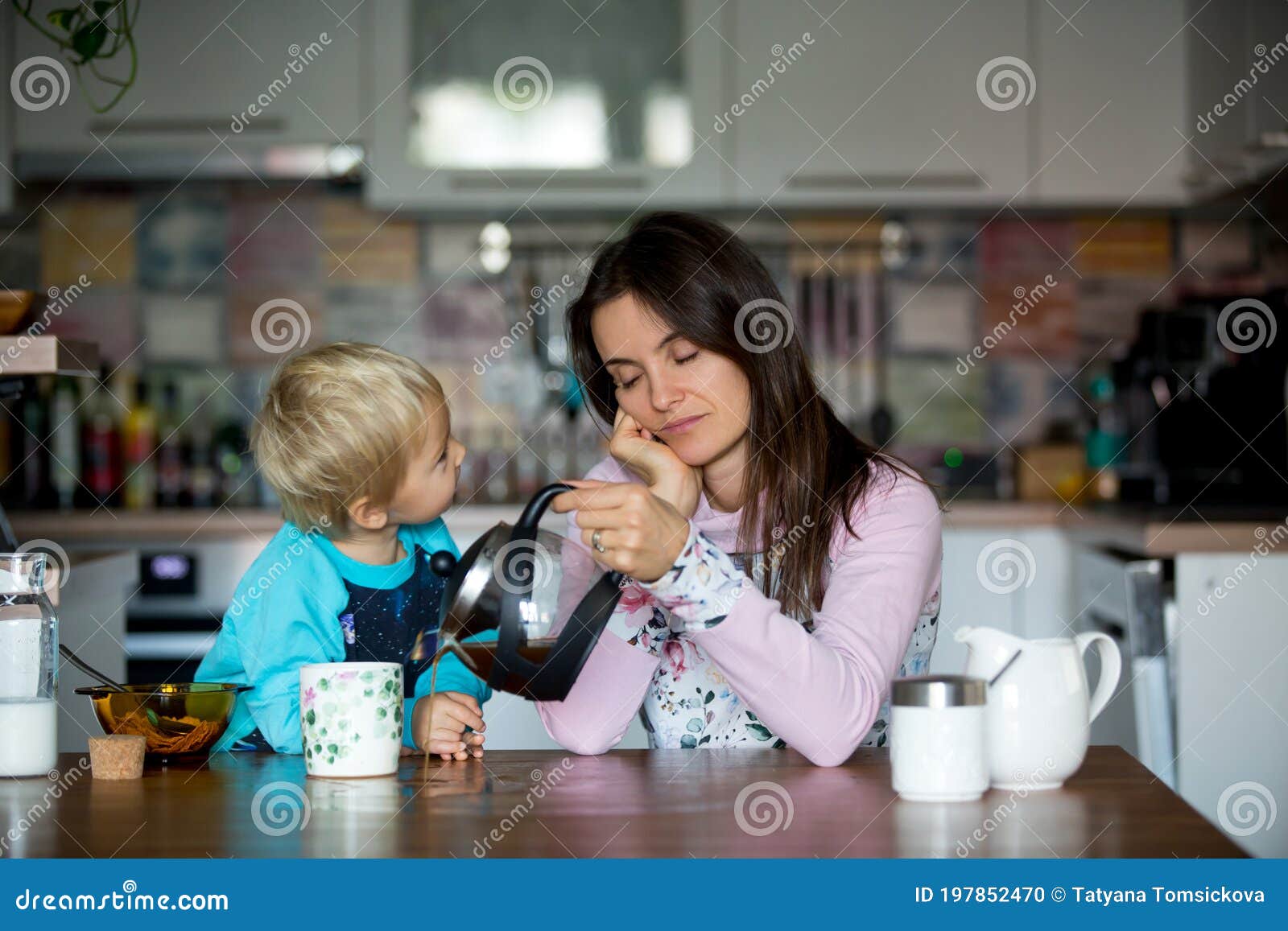Herdenkings Marxistisch waterbestendig Tired Moeder, Vrouw Die 's Ochtends Koffie Drinkt Terwijl Kind Ontbijt Eet  Stock Foto - Image of graangewas, keuken: 197852470