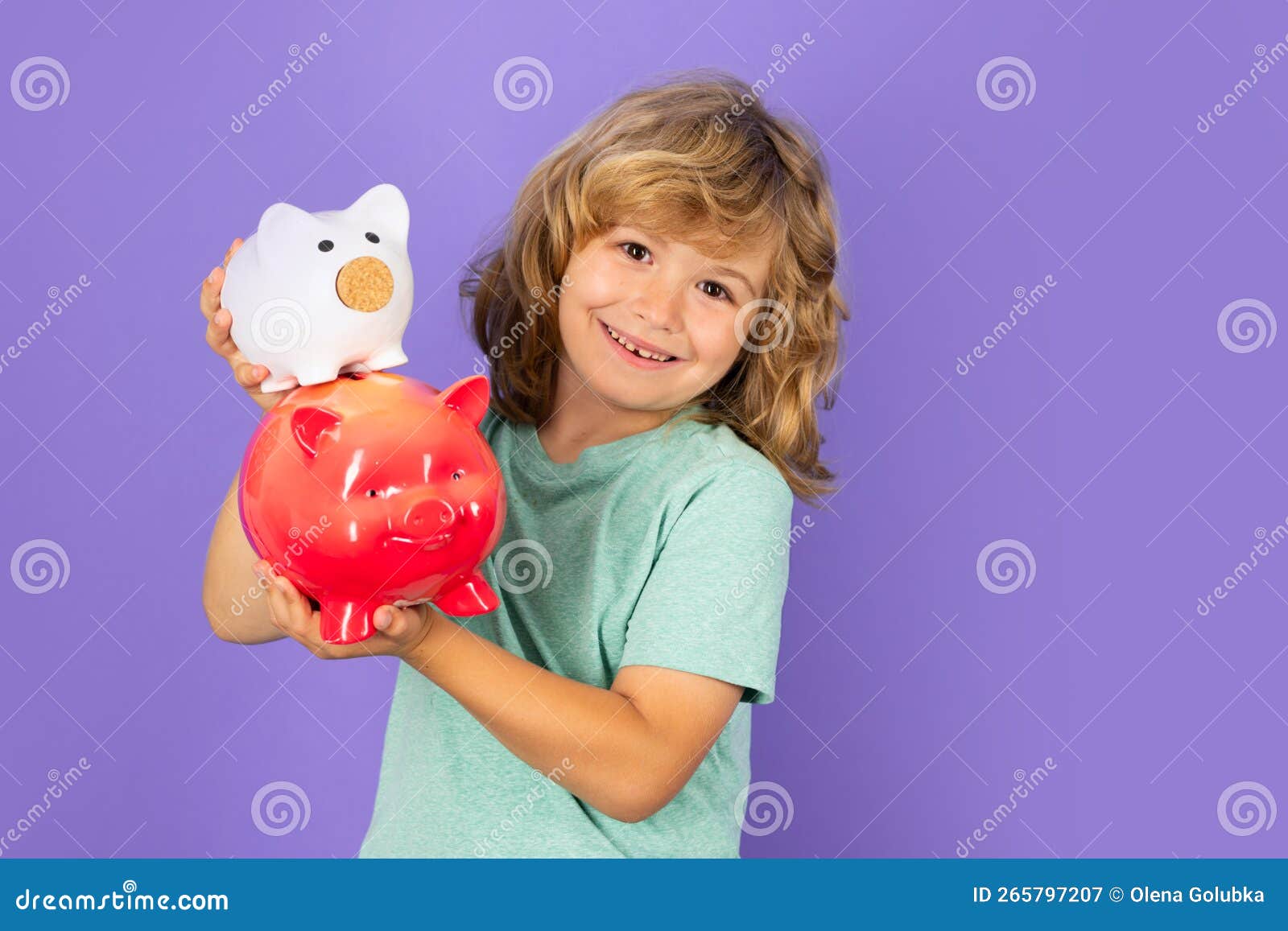 Tirelire Pour L'argent. Enfant Garçon Tenir La Tirelire. Enfant Avec  Piggybank. Image stock - Image du achat, affaires: 265797207