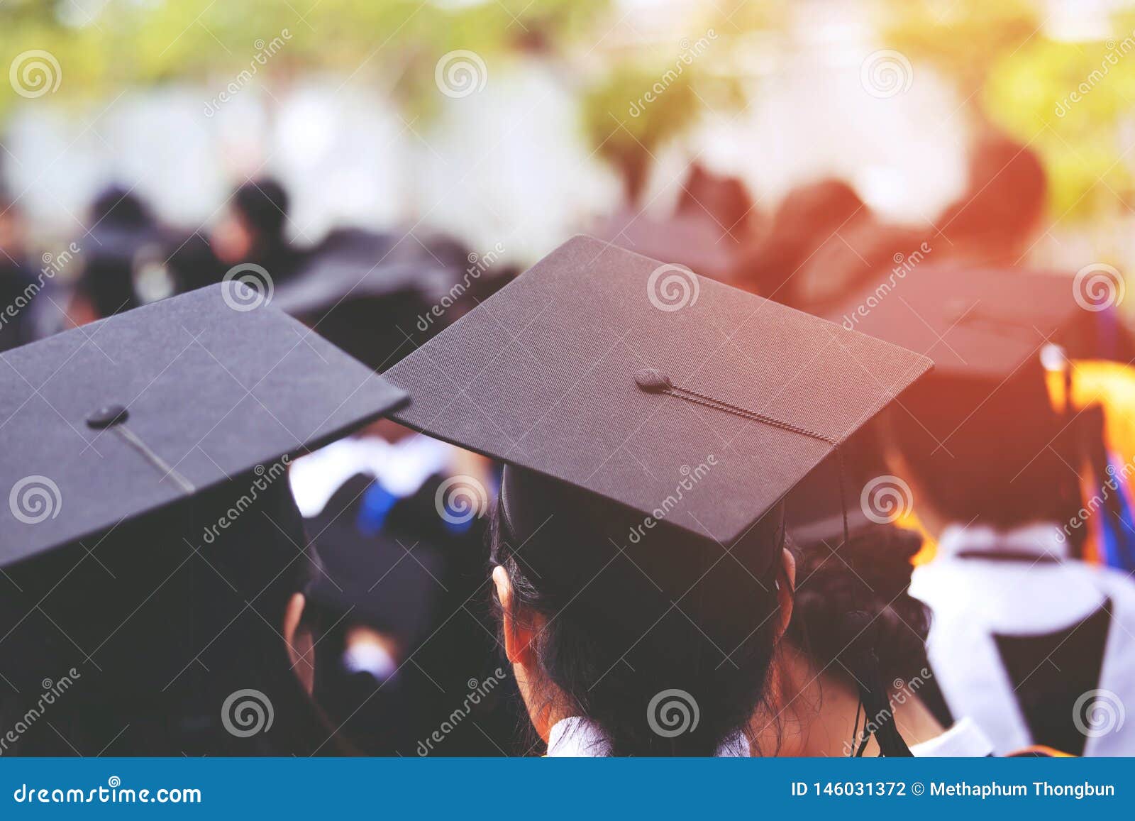 Tirer Sur Le Dos Des Jeunes Filles De Chapeaux De Graduation Pendant Le  Début Photo stock - Image du degré, université: 146031372