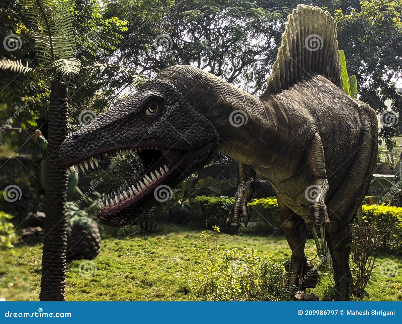 Tiro Certeiro De Dinossauro No Parque Educacional De Dinossauros Do Centro  De Ciência Distrital Fotografia Editorial - Imagem de naughty, centro:  209986797