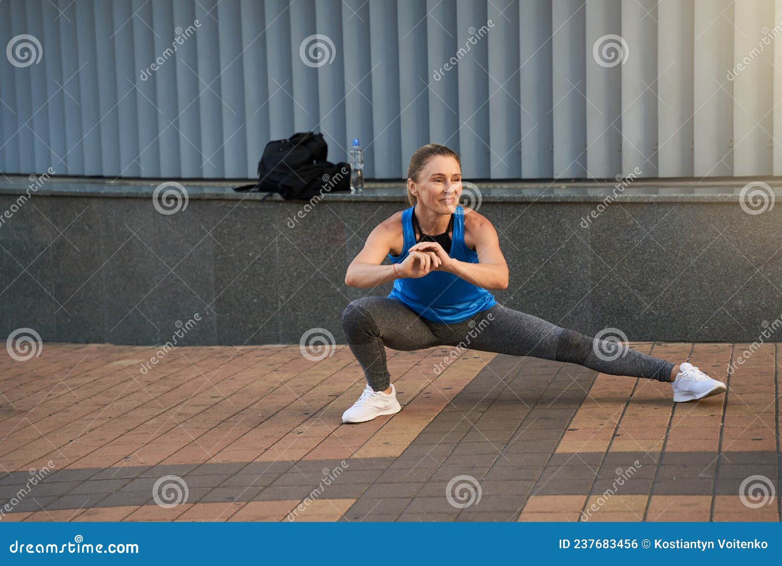 Foto de Tiro De Vista Traseira Da Linda Menina Jogador