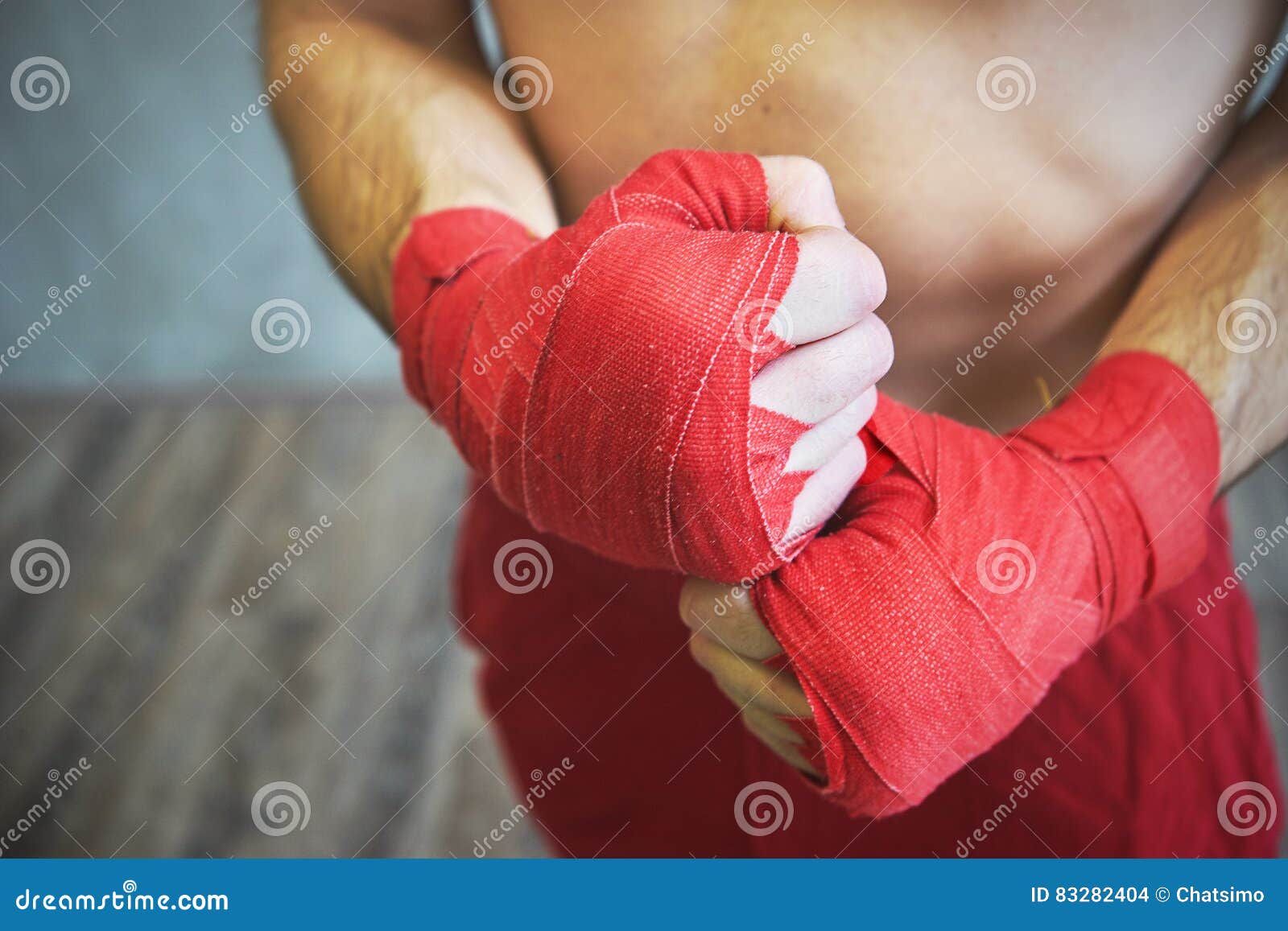 Tiro De Manos Envueltas Con La Cinta Roja Del Boxeo De La Lucha Joven Del  Boxeador Foto de archivo - Imagen de muscular, mano: 83282404