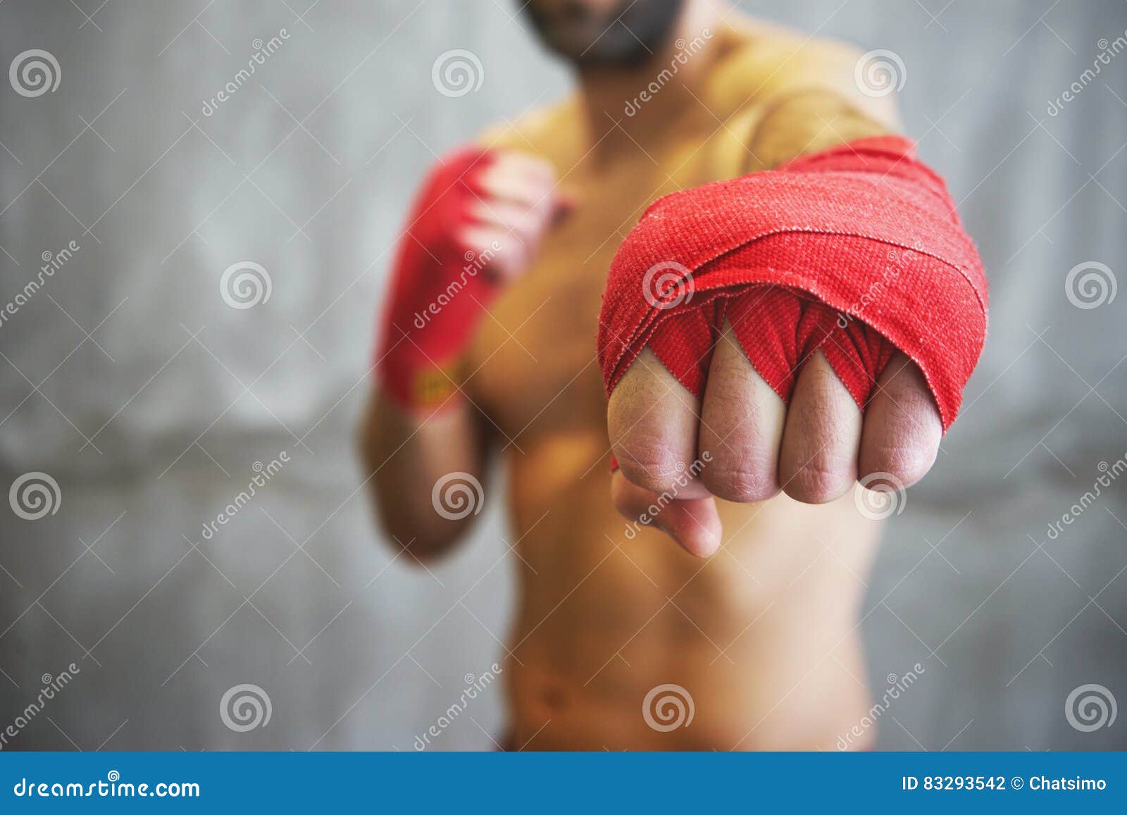 Tiro De Manos Envueltas Con La Cinta Roja Del Boxeo De La Lucha Joven Del  Boxeador Foto de archivo - Imagen de atlético, gimnasio: 83293542