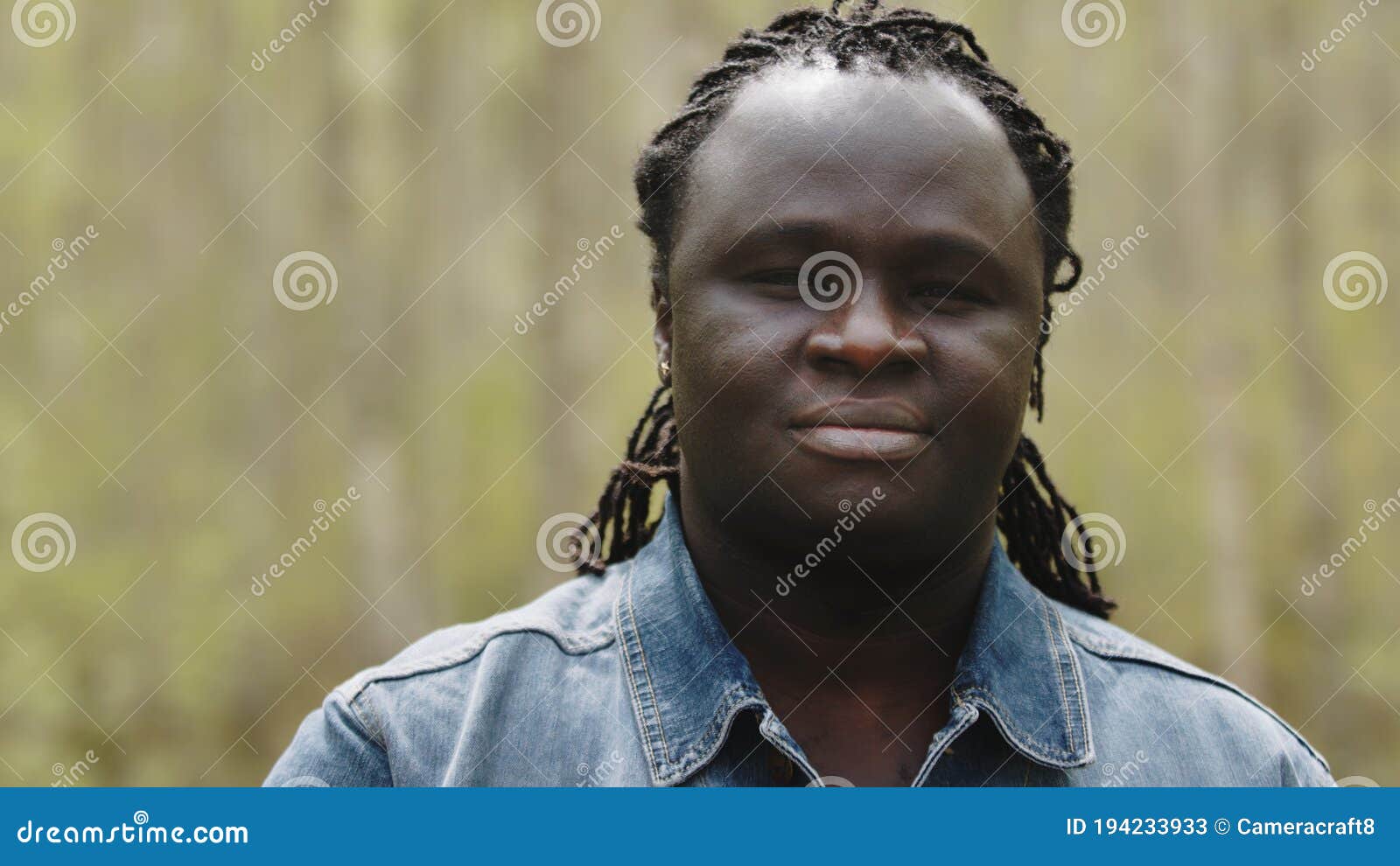 O Retrato De Um Negro Raivoso Fecha O Africano Olhando Para a Câmera No  Inverno 4K Filme - Vídeo de americano, bonito: 170984562