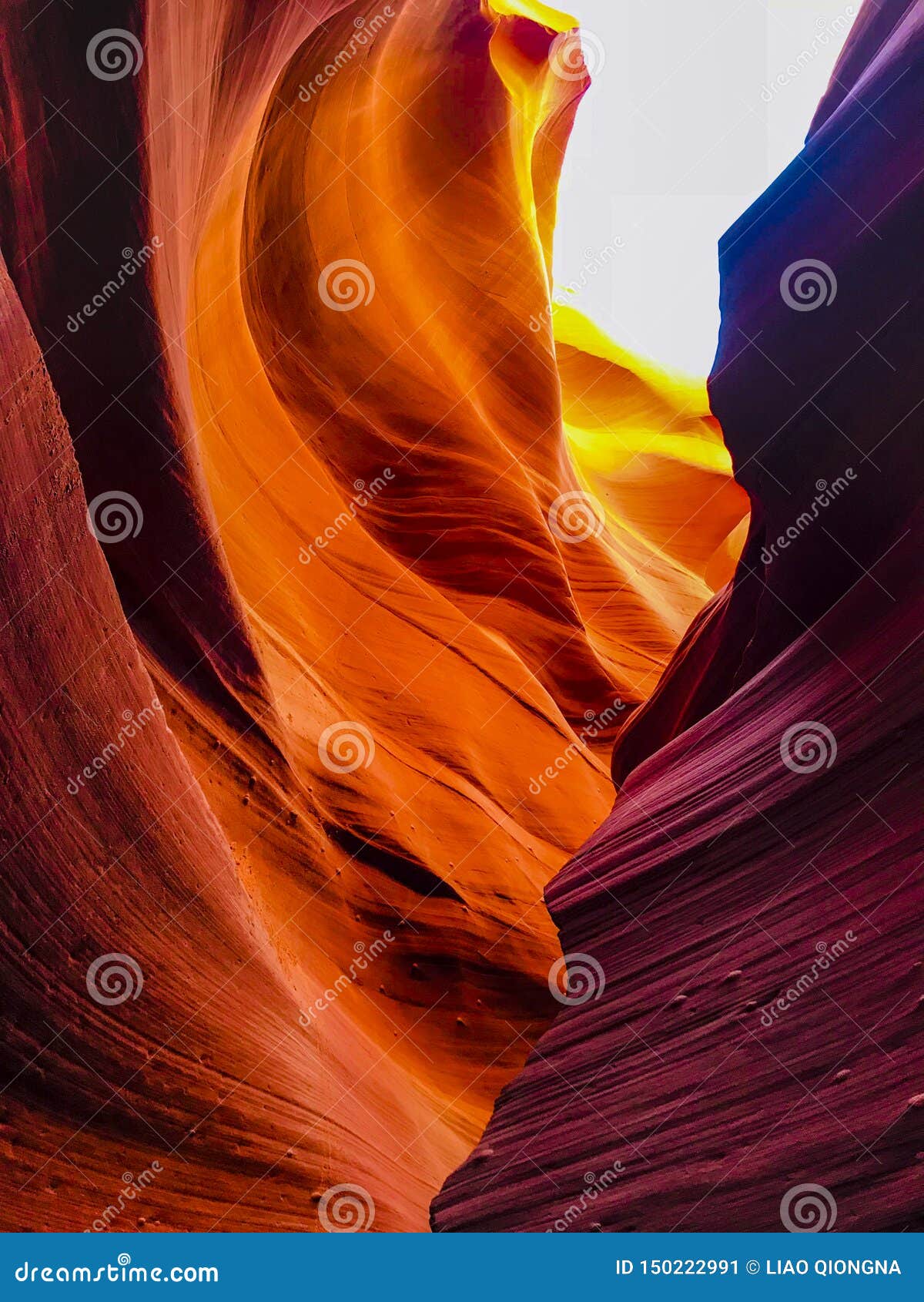 Tiro interior da mais baixa garganta do antílope Uma mais baixa garganta do antílope, é chamada Hazdistazí, ou ‘os arcos espirais da rocha pelo Navajo, são ficados situados diversas milhas da garganta superior do antílope