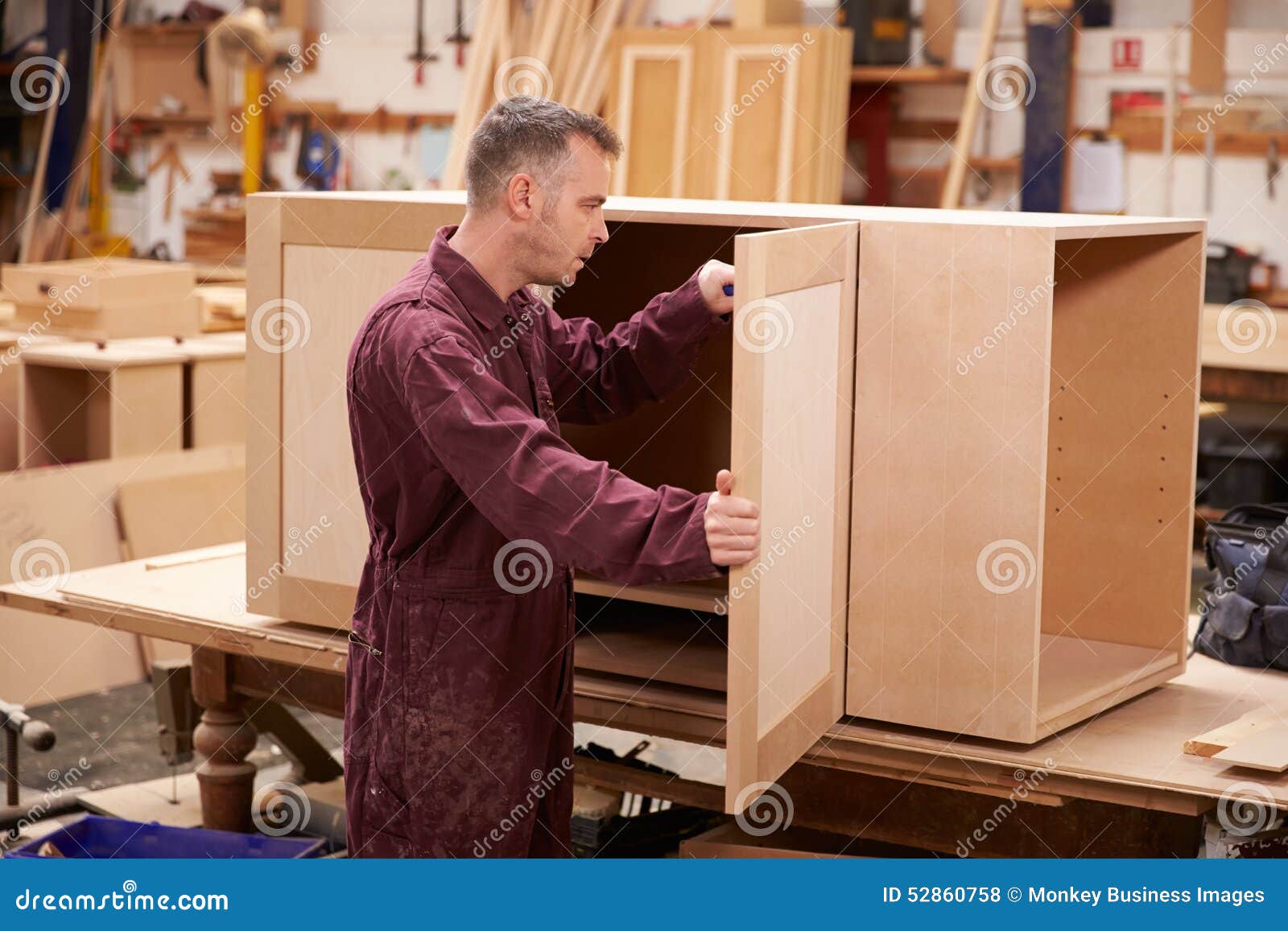 Tischler-Building Furniture in-Werkstatt Stockfoto - Bild von werkstatt ...
