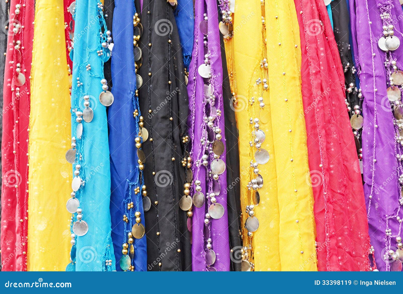 Tissus orientaux colorés avec des pièces de monnaie en métal et perles utilisées pour la danse du ventre.