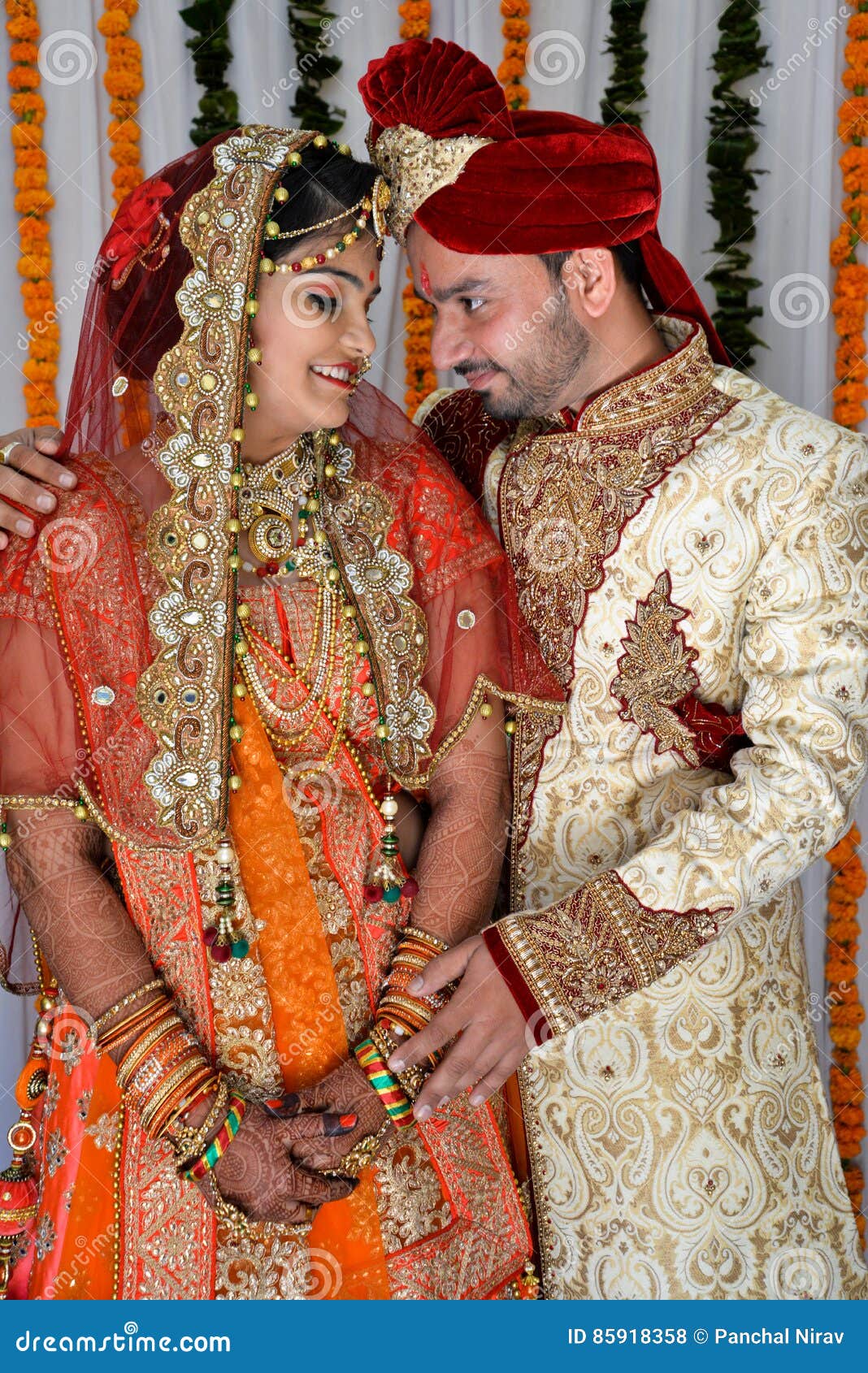 Indian bride and groom in traditional wedding dress and posing Stock Photo  - Alamy