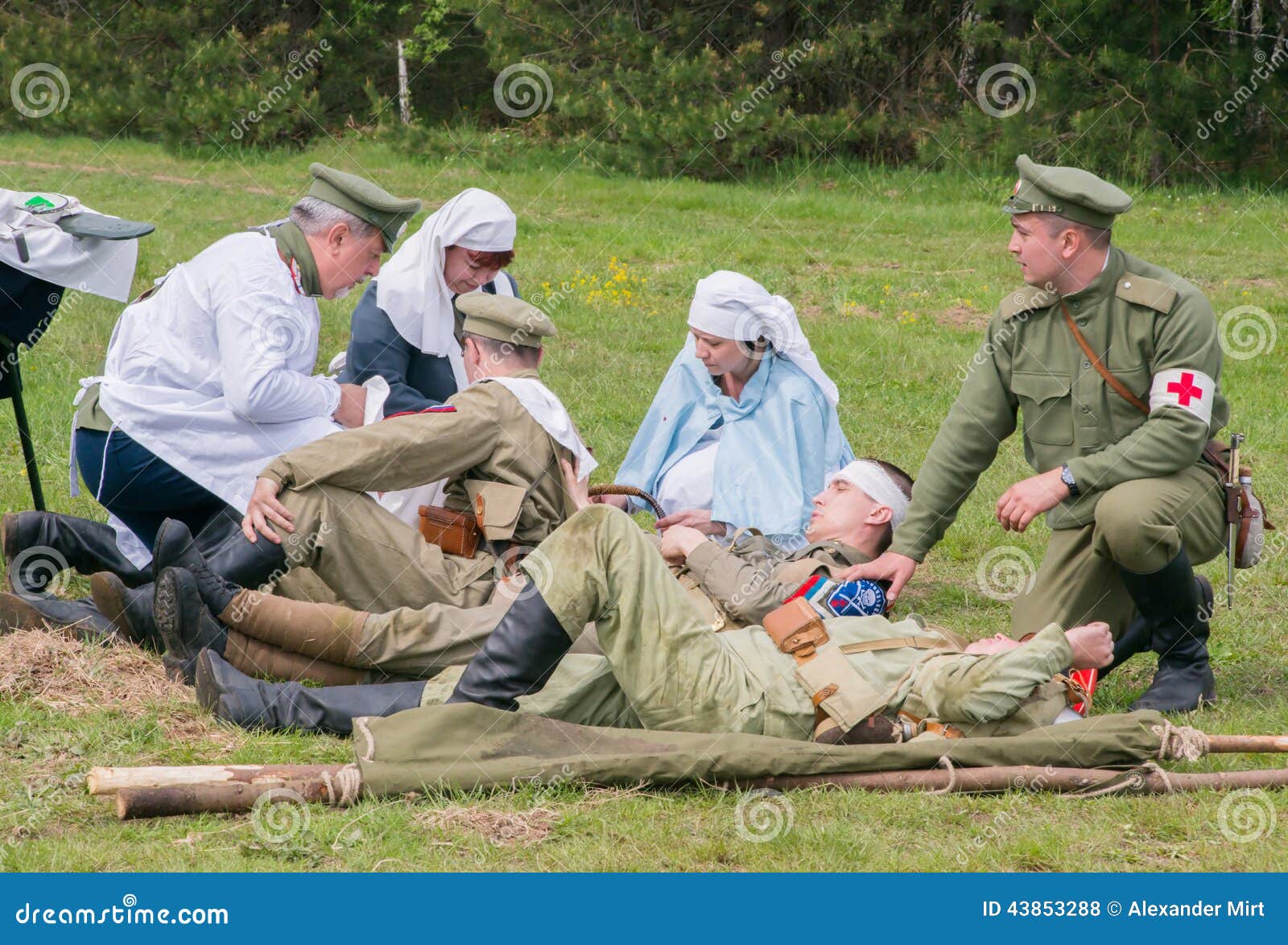 Нашел солдат в широком поле. Военные медики на поле боя.