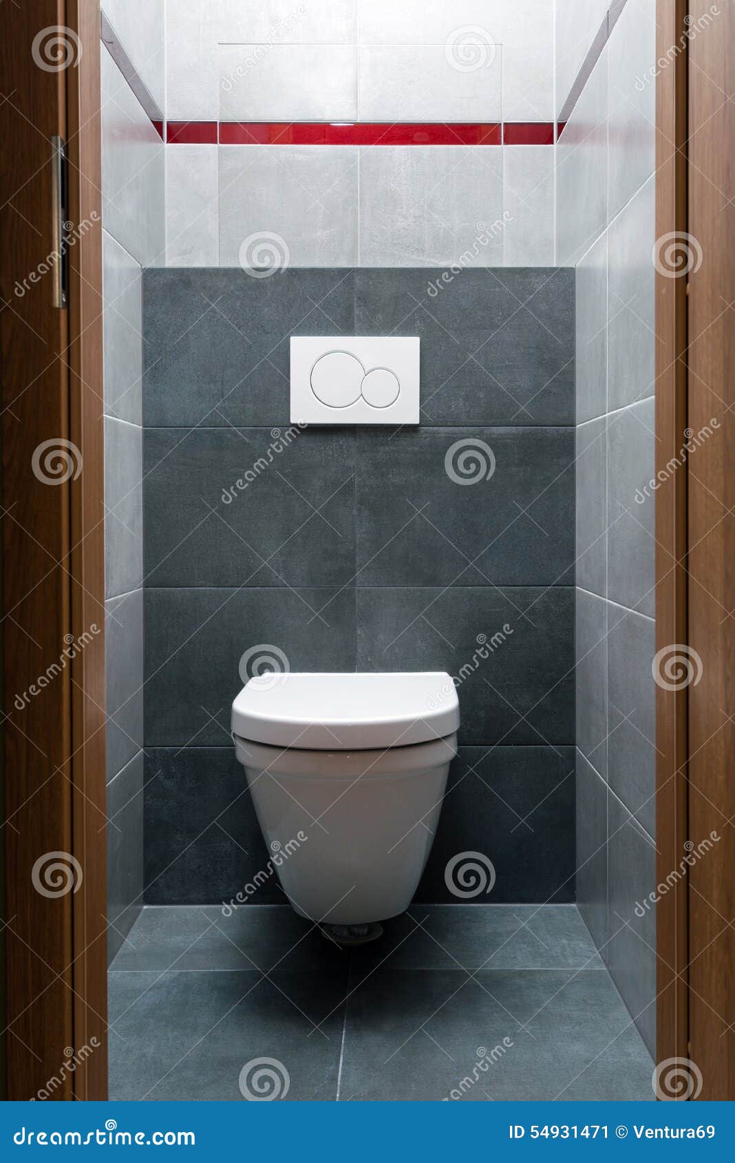 Toalett i modernt litet badrum arkivfoto bild: 54931471