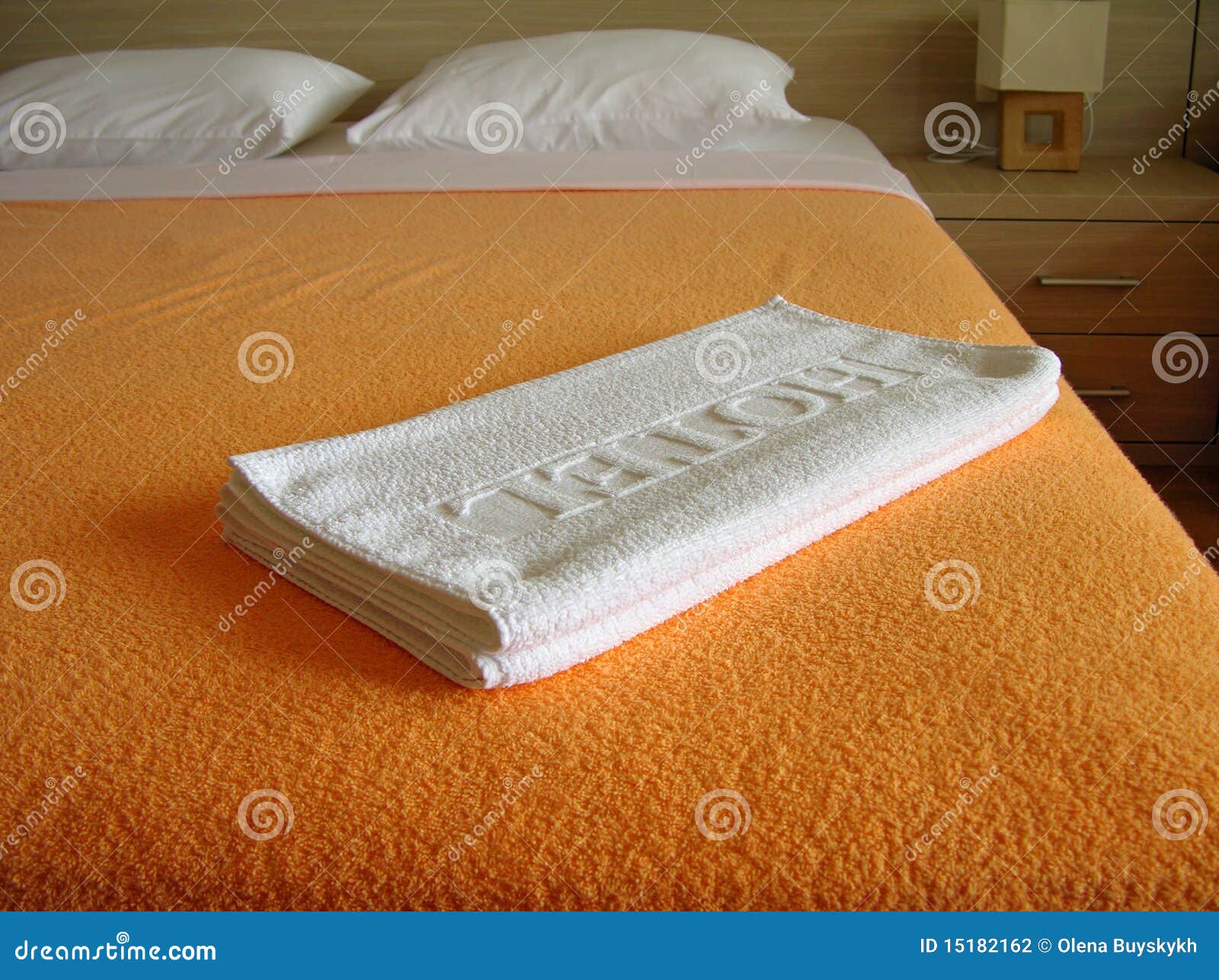 Полотенце на кровати. Полотенца на кровати. Полотенца для гостиниц. Полотенца в гостиничном номере. Полотенце отель кровать.