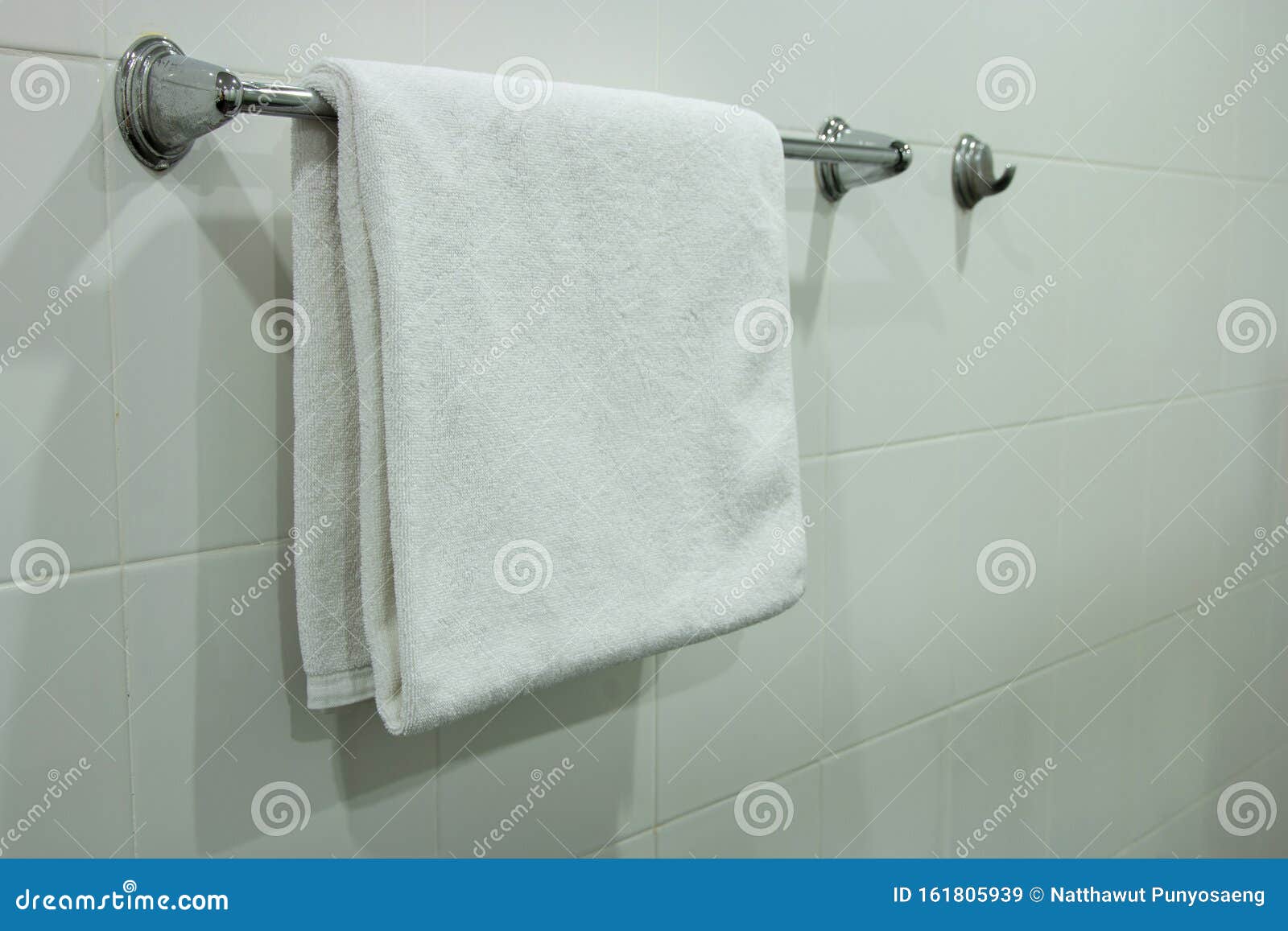 Baño toallero con laminados y cuelga toallas en un baño de hotel Fotografía  de stock - Alamy