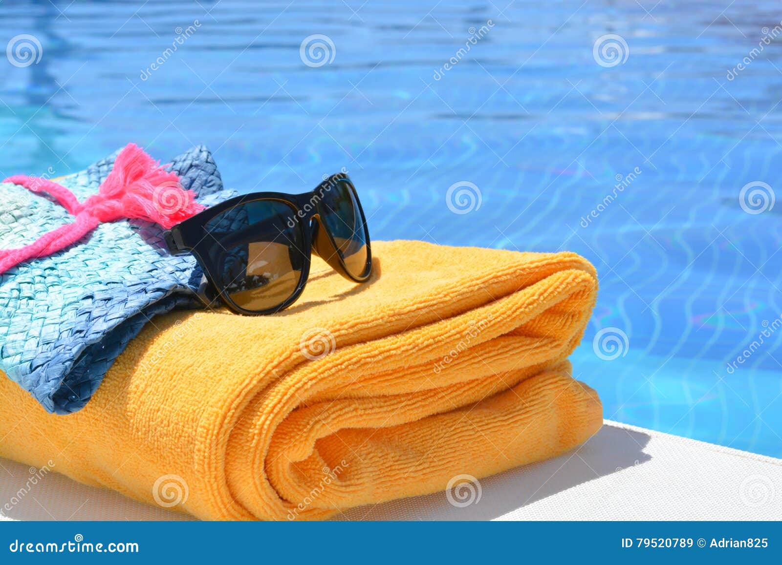 Toalla en la piscina para el concepto de verano y vacaciones