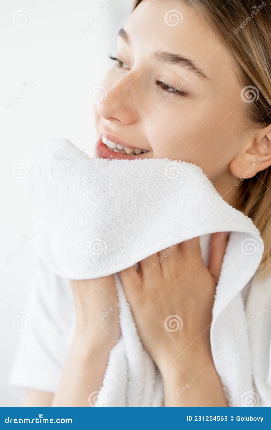 Toalla De Mujer Para Limpieza De Higiene En La Mañana De Lavado De Cara  Imagen de archivo - Imagen de modelo, facial: 231254563