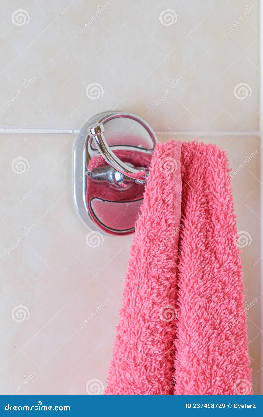 Un baño con una toalla azul colgando de un gancho.