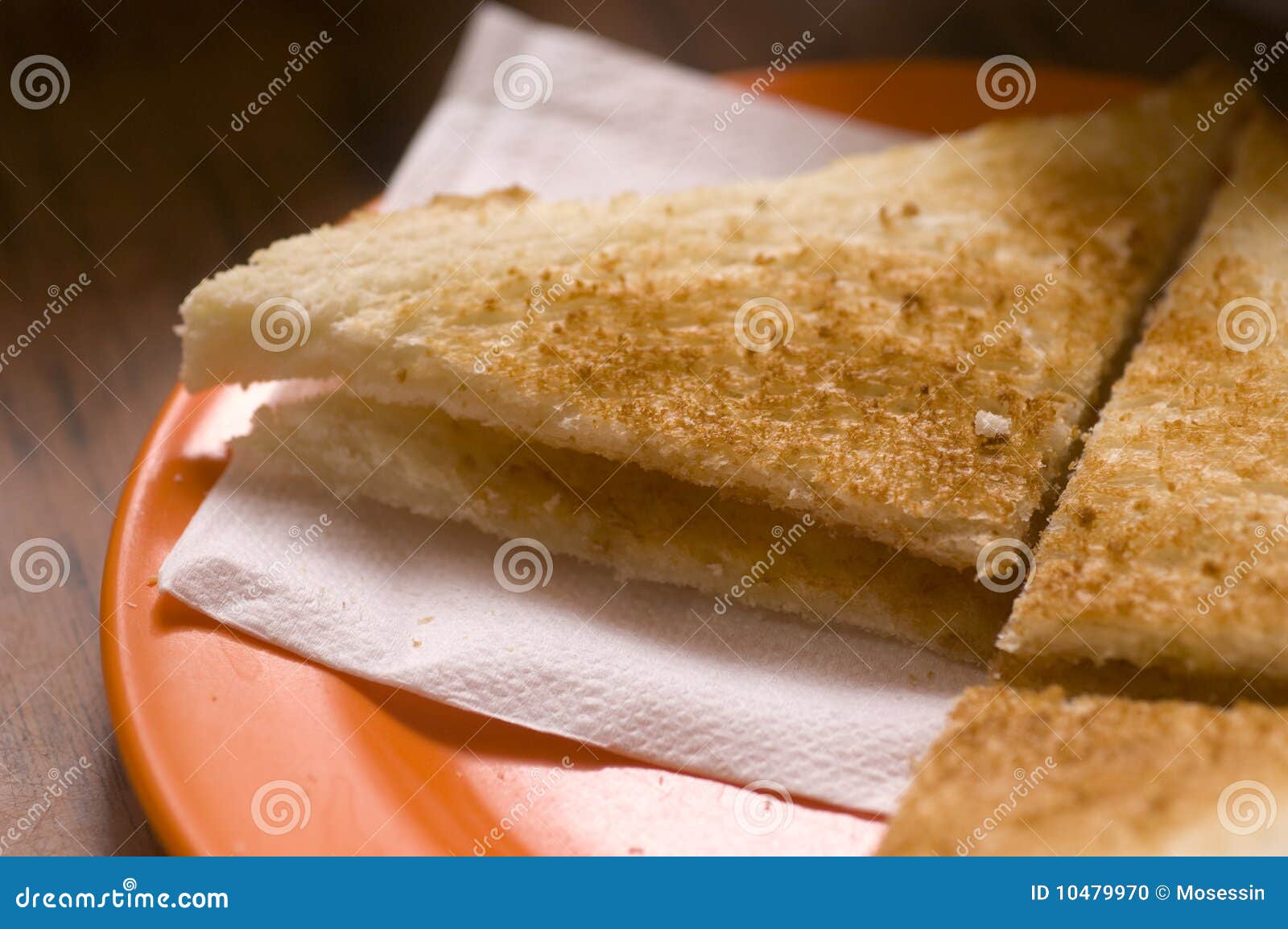 Toast geschnitten auf die Platte