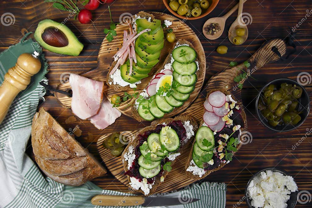 Toast Mit Avocados, Roten Rüben Und Schinken Stockbild - Bild von brot ...