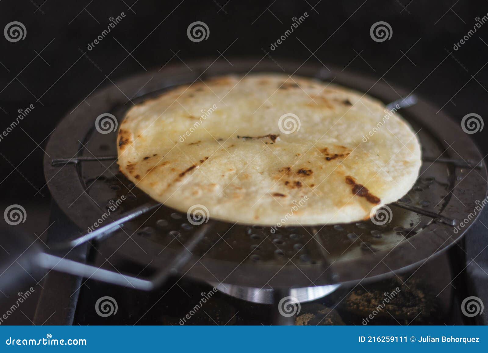 https://thumbs.dreamstime.com/z/toasting-colombian-arepa-grill-216259111.jpg