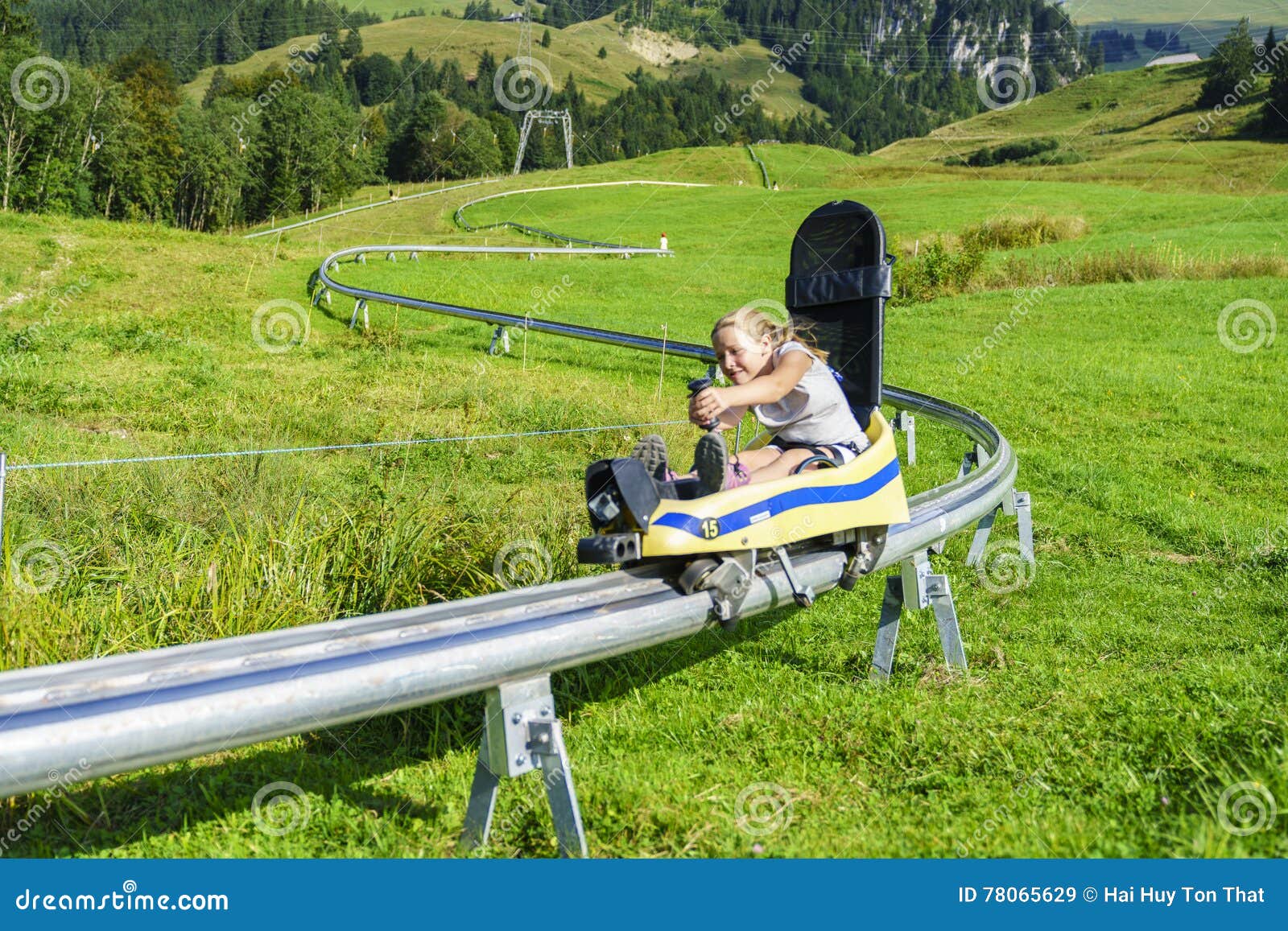 Toboggan d'été en Suisse image stock éditorial. Image du côte 78065629