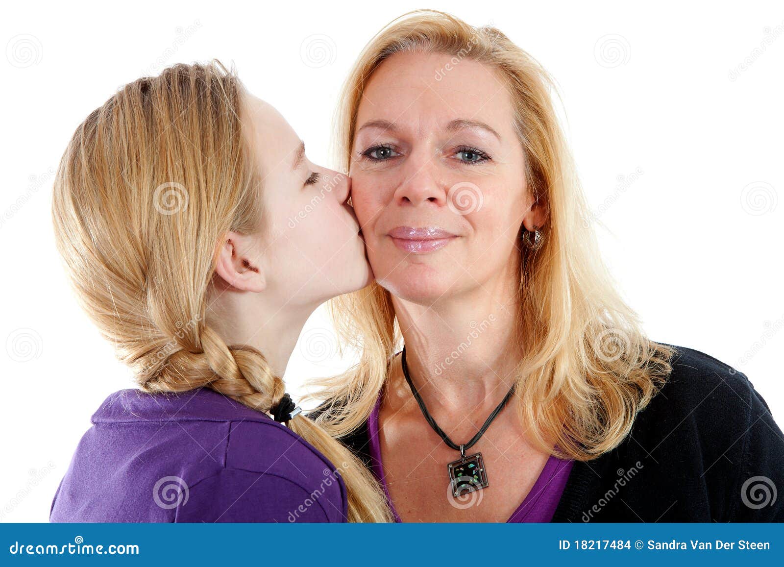 Видео целовать маму. Дочь целует маму в щечку. Мама с дочкой щеками. Выбор матери поцелуй.