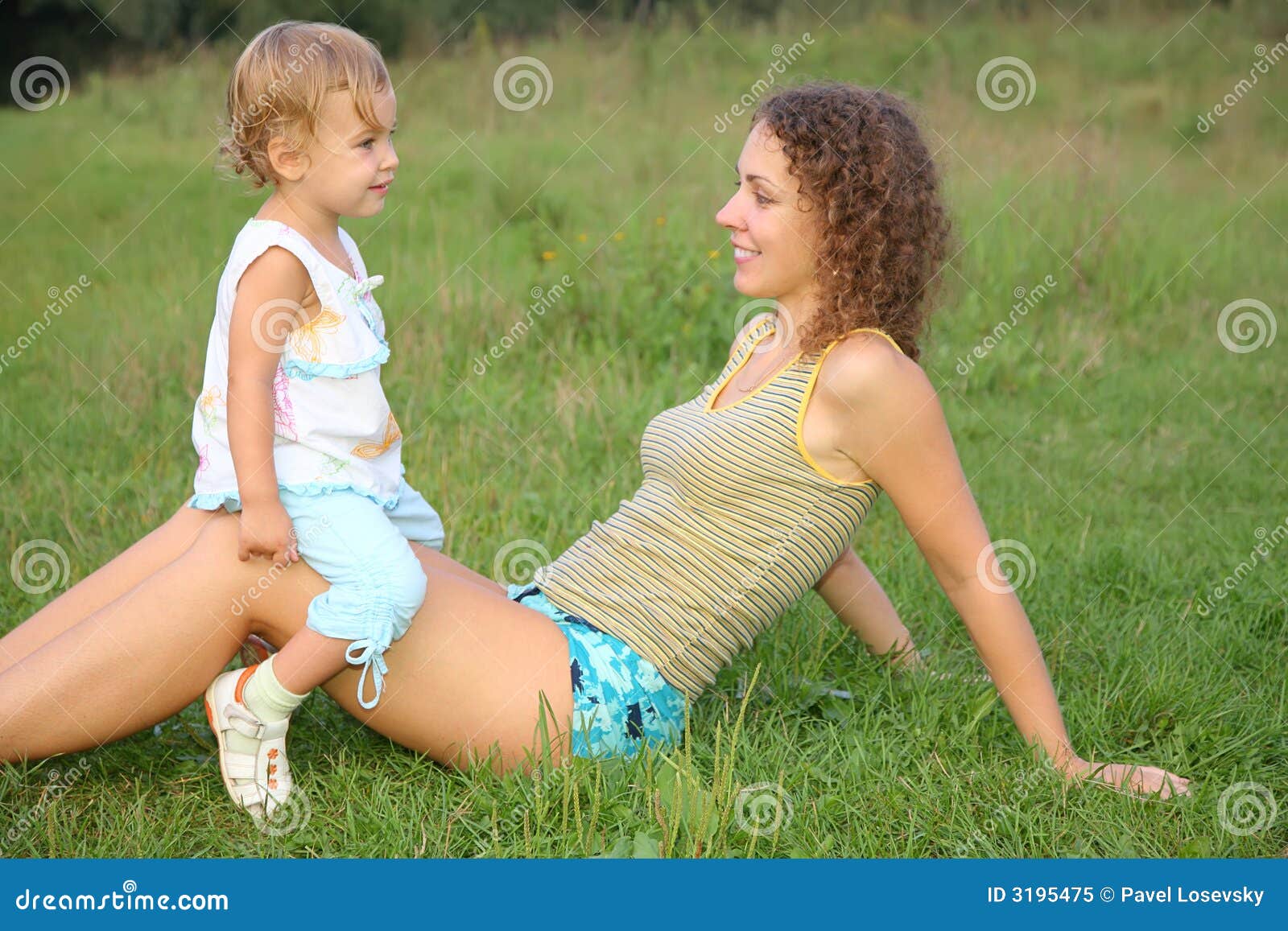 Сижу у мамы на коленях. Мама с дочкой на коленках. Дочь на коленях мамы. Дочка лежит у мамы на коленях. Мать и дочь на коленях.