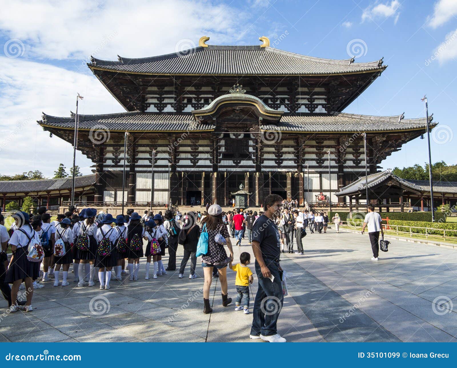 Todai ji寺庙主要大厅在奈良. Todai籍佛教寺庙主要大厅的访客在奈良，日本