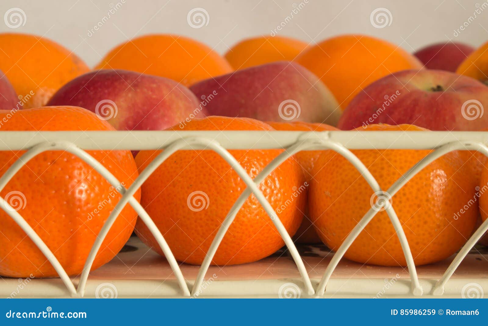 Todavía de la fruta bandeja determinada de las manzanas de las mandarinas de la vida