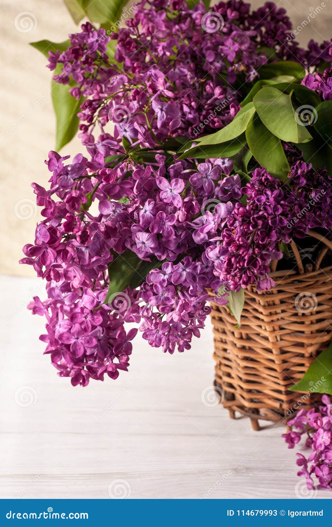 Todavía vida con la lila. Todavía la vida con la lila florece en florero en la tabla