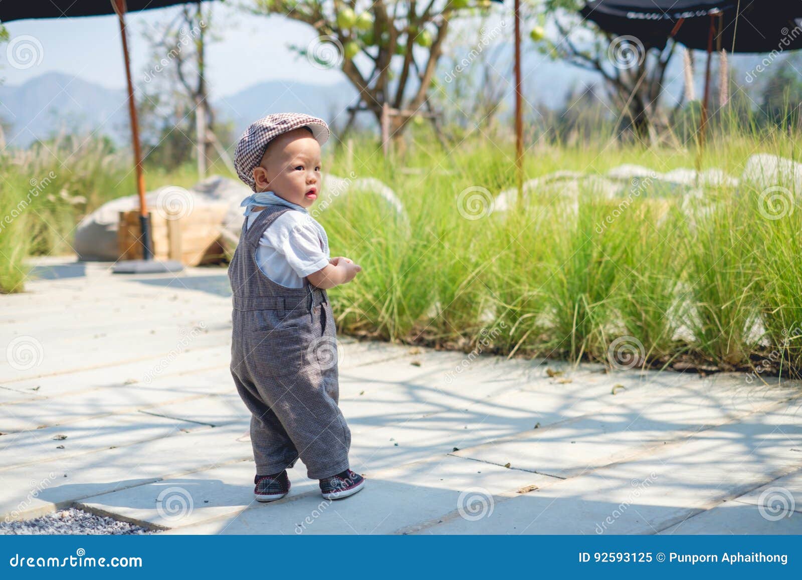 1 year old baby walking