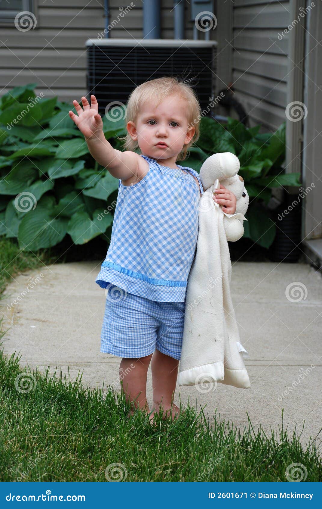 toddler waving goodbye 2601671