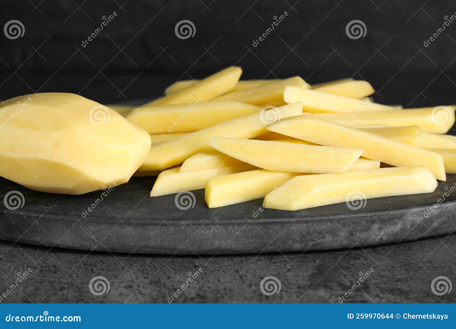 Todo Y Cortar Patatas Crudas En El Armario De La Mesa Gris. Cocinar  Deliciosas Papas Fritas Foto de archivo - Imagen de virutas, salud:  259970644