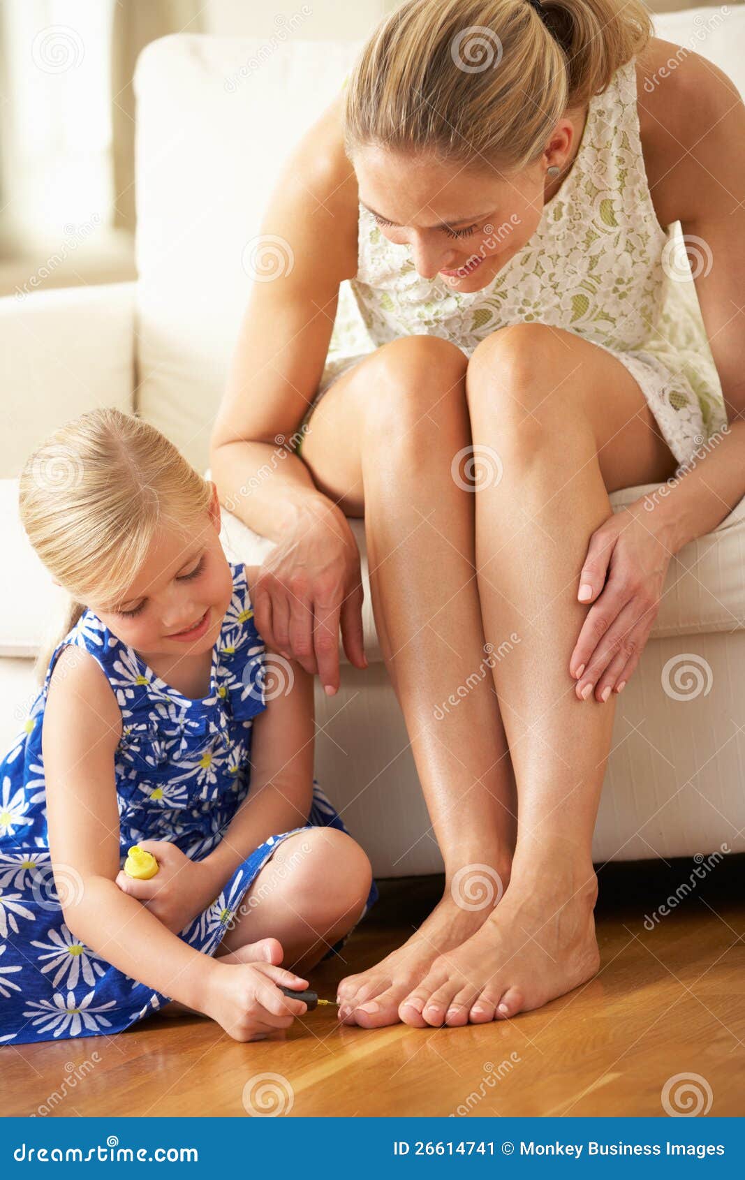 Целую ноги мамы. Детские ступни девочек облизывают. Девочка красит ногти на ногах маме. Мать и дочь ступни. Стопы детей девочек.