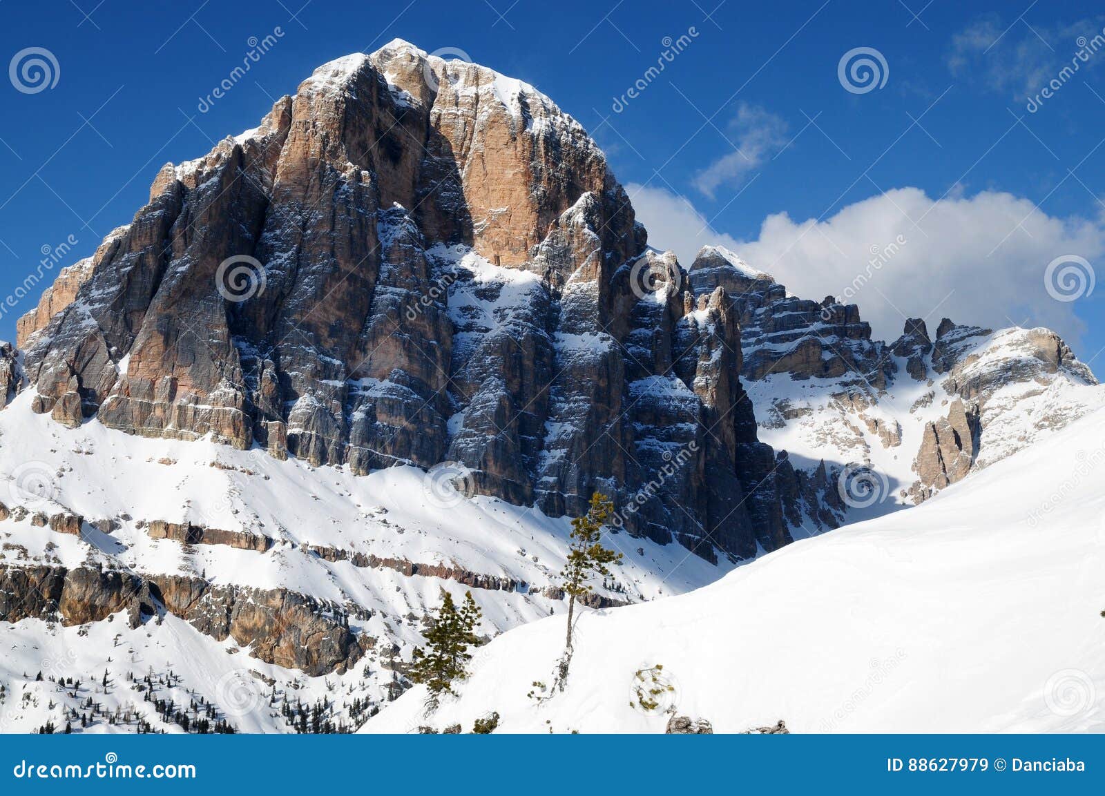 tofane mountain group, tofana di mezzo, tofana di dentro, tofana di rozes, dolomites, cortina d`ampezzo, italy