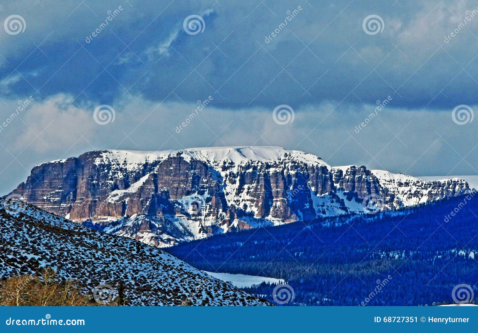 togwotee pass absaroka mountains seen from dubois wyoming