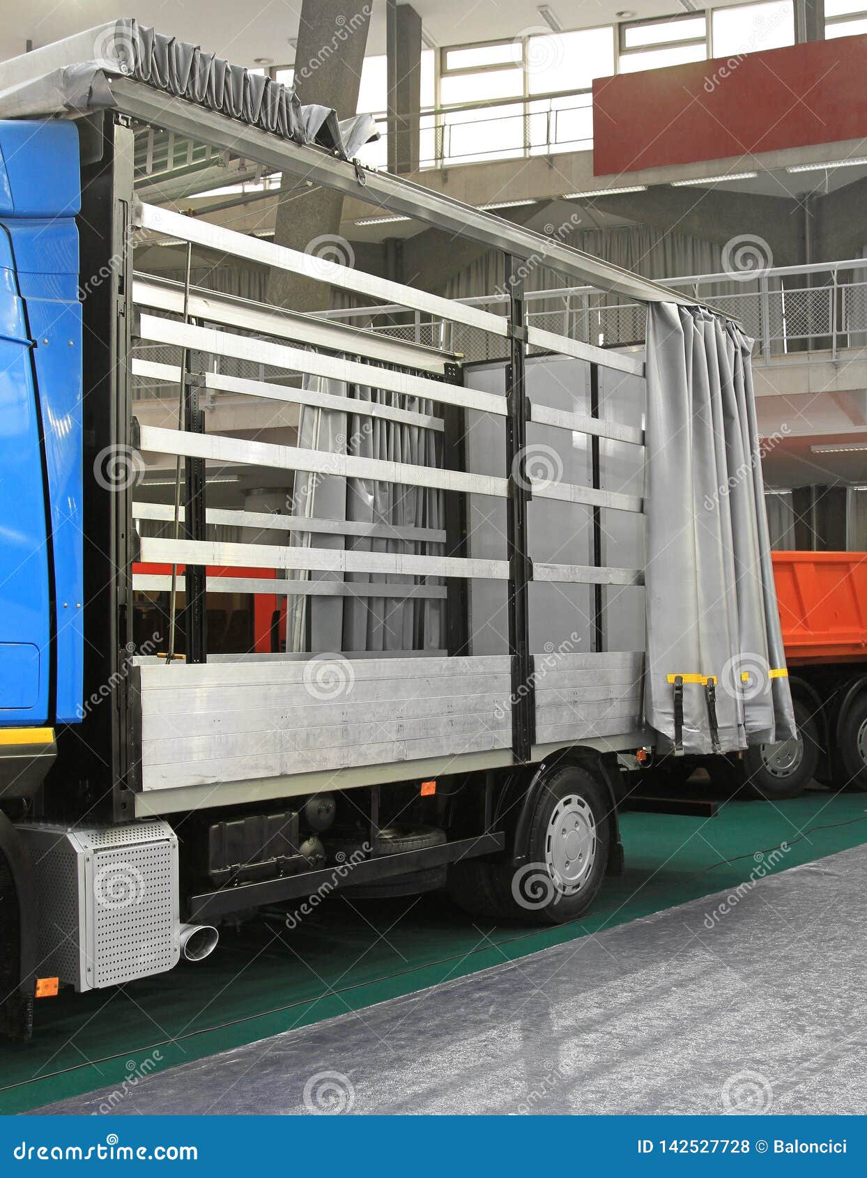 Toile de camion photo stock. Image du véhicule, aluminium - 142527728