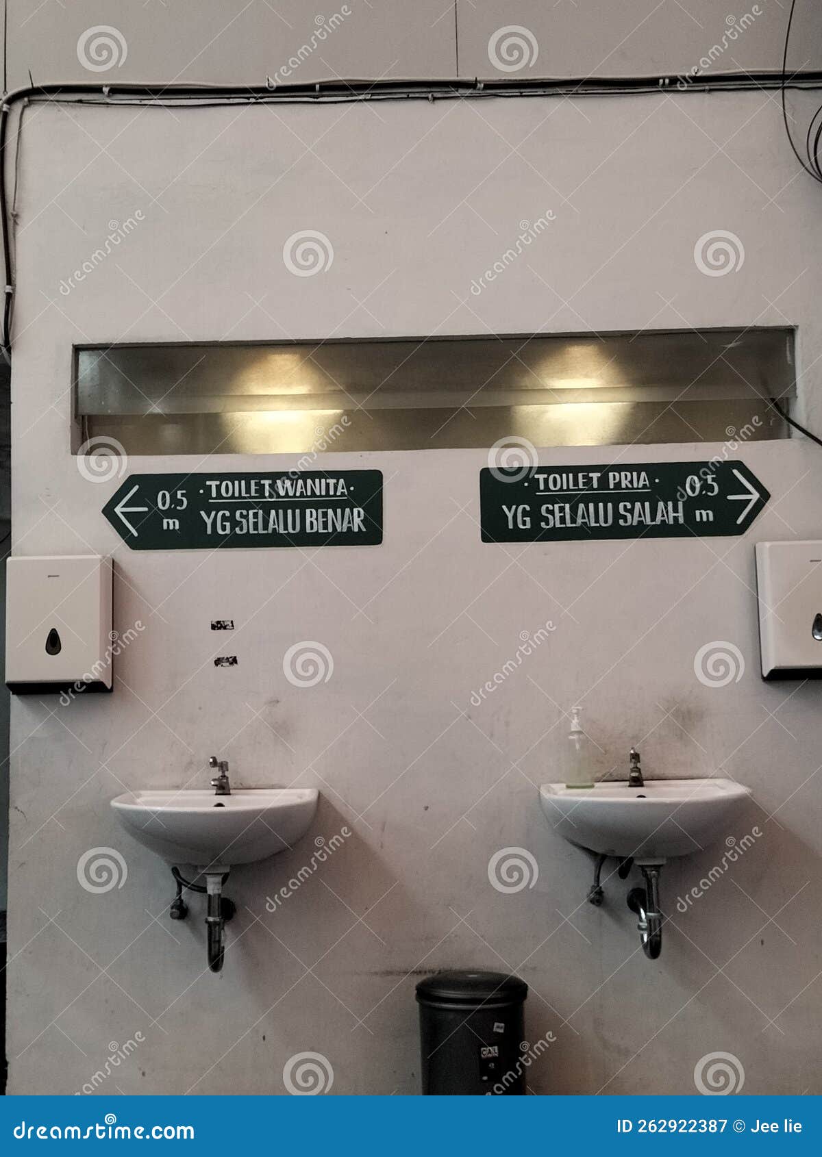 Toilet and Wastafel stock image. Image of lamp, black - 262922387