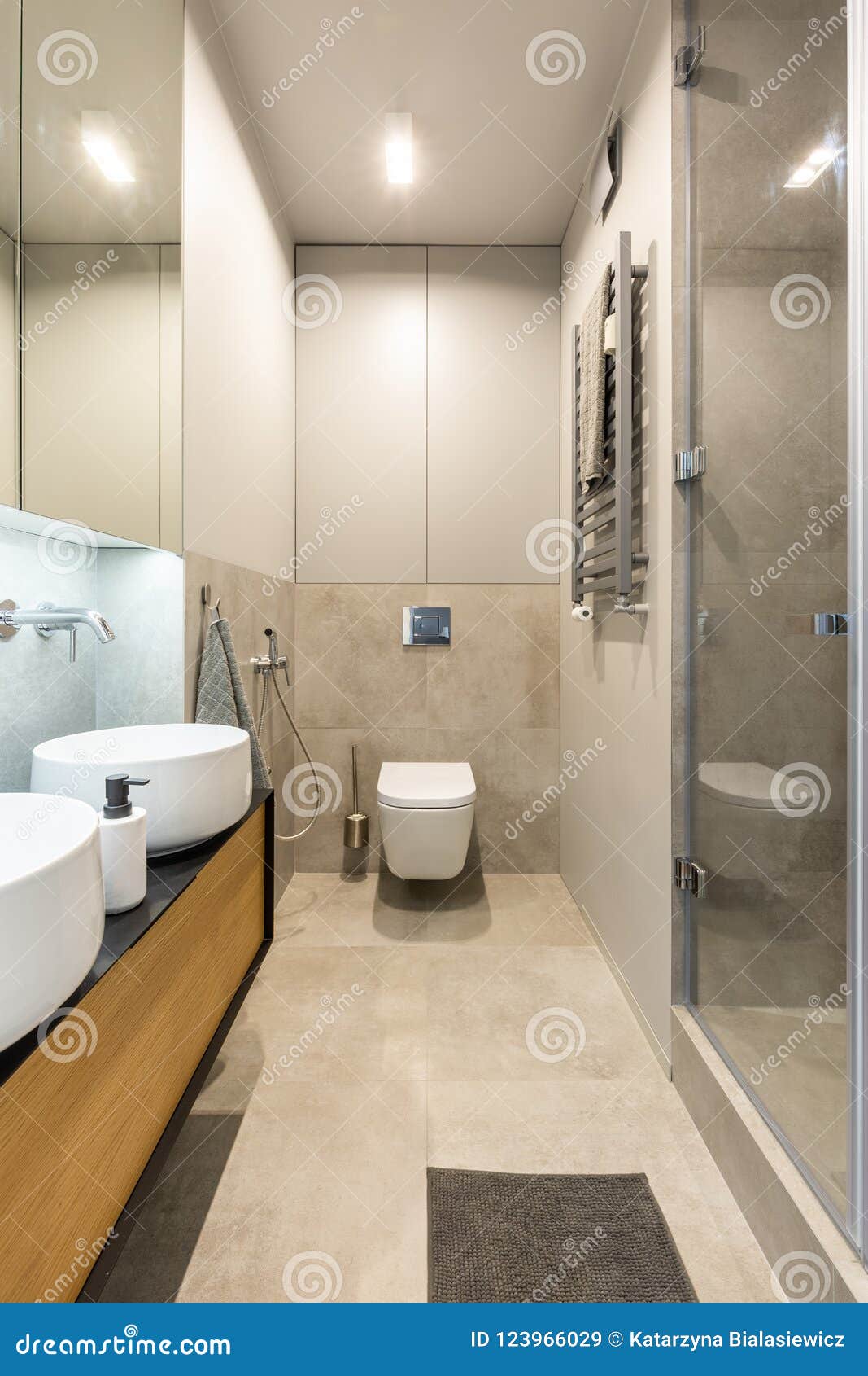 Toilette Blanche Sous La Lumière Dans L'intérieur Beige Moderne De Salle De  Bains Avec Image stock - Image du sable, moderne: 123966029