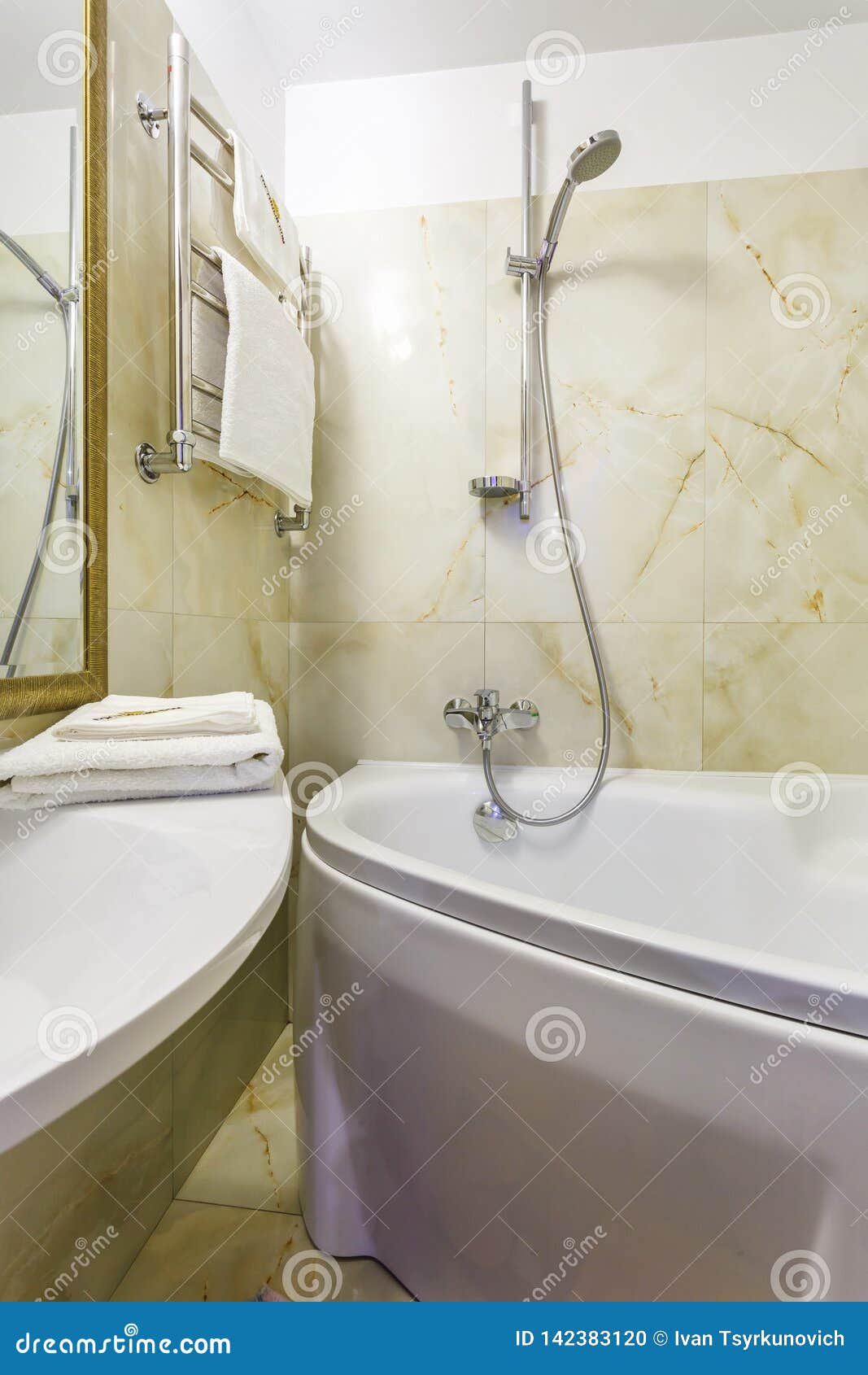 Toilette et détail d'une cabine faisante le coin de douche avec la salle de bains de ½ de ¿ d'ï de ½ de ¿ d'ï d'attachement de do. Toilette et détail d'une cabine faisante le coin de douche avec la salle de bains de ‚de l'attachement ÑˆÑ de douche de bâti de mur de l'hôtel