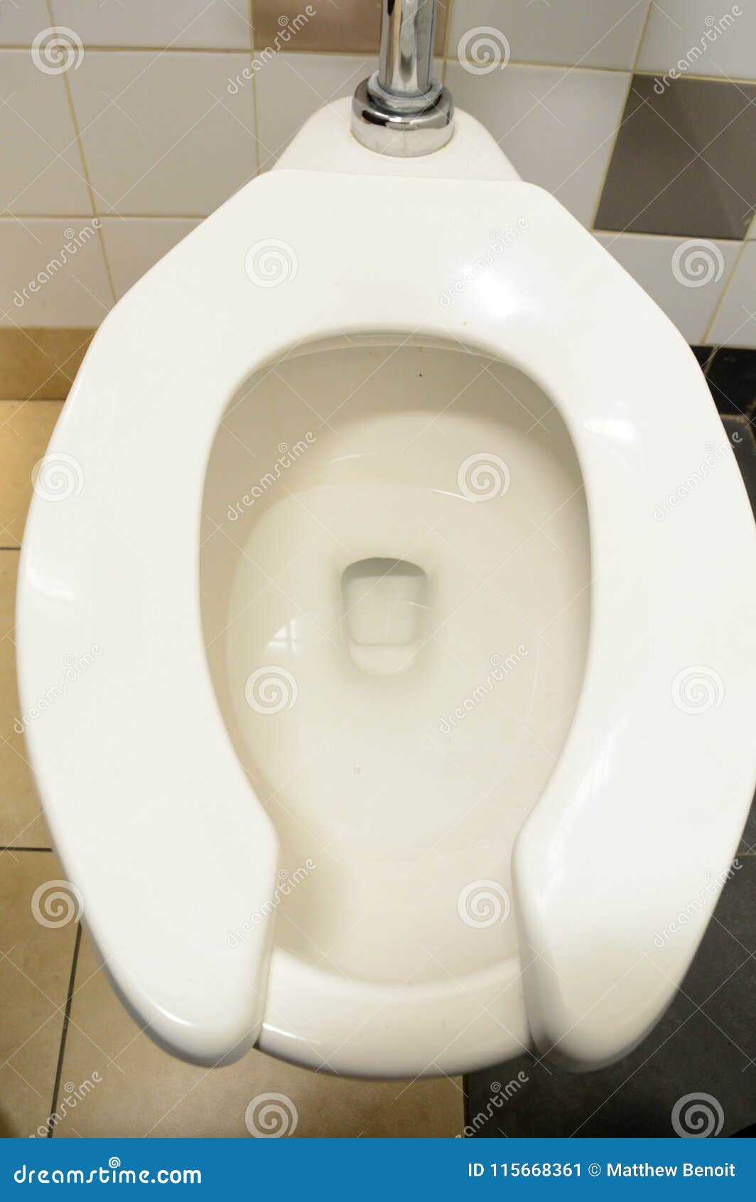 Toiletten-Toilette sauber. Obenliegendes Bild einer allgemeinen Toilettentoilette