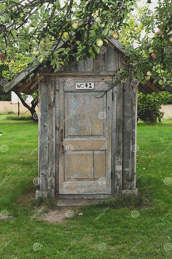 Toilettenhaus Aus Holz Im Garten Stockfoto Bild von haupt, gebäude