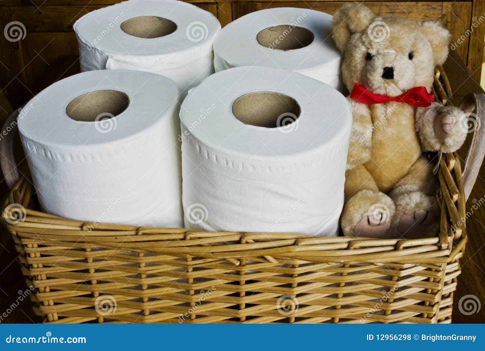 Ein Korb des Toilettenpapiers und des Teddybären