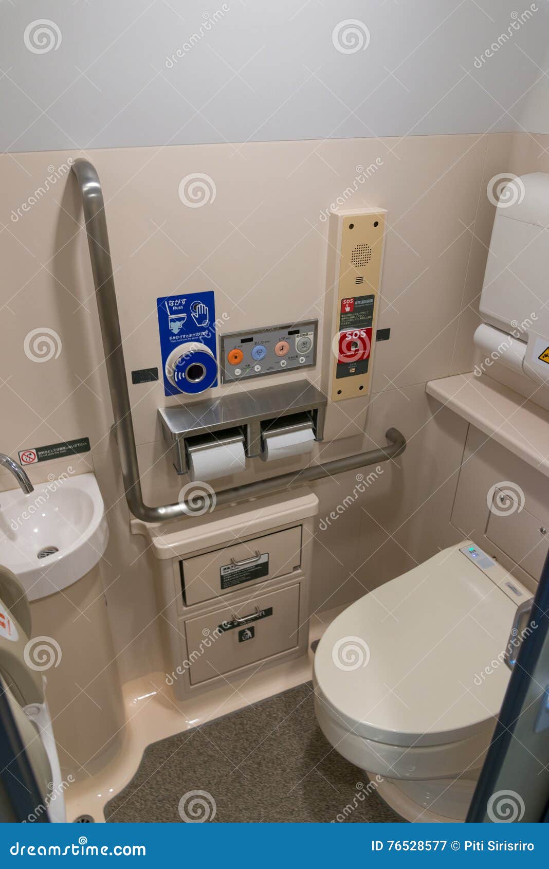 Toilettes De Pointe Dans Le Train (ultra-rapide) De Balle De La Série H5  Photographie éditorial - Image du compagnie, bouton: 76528577