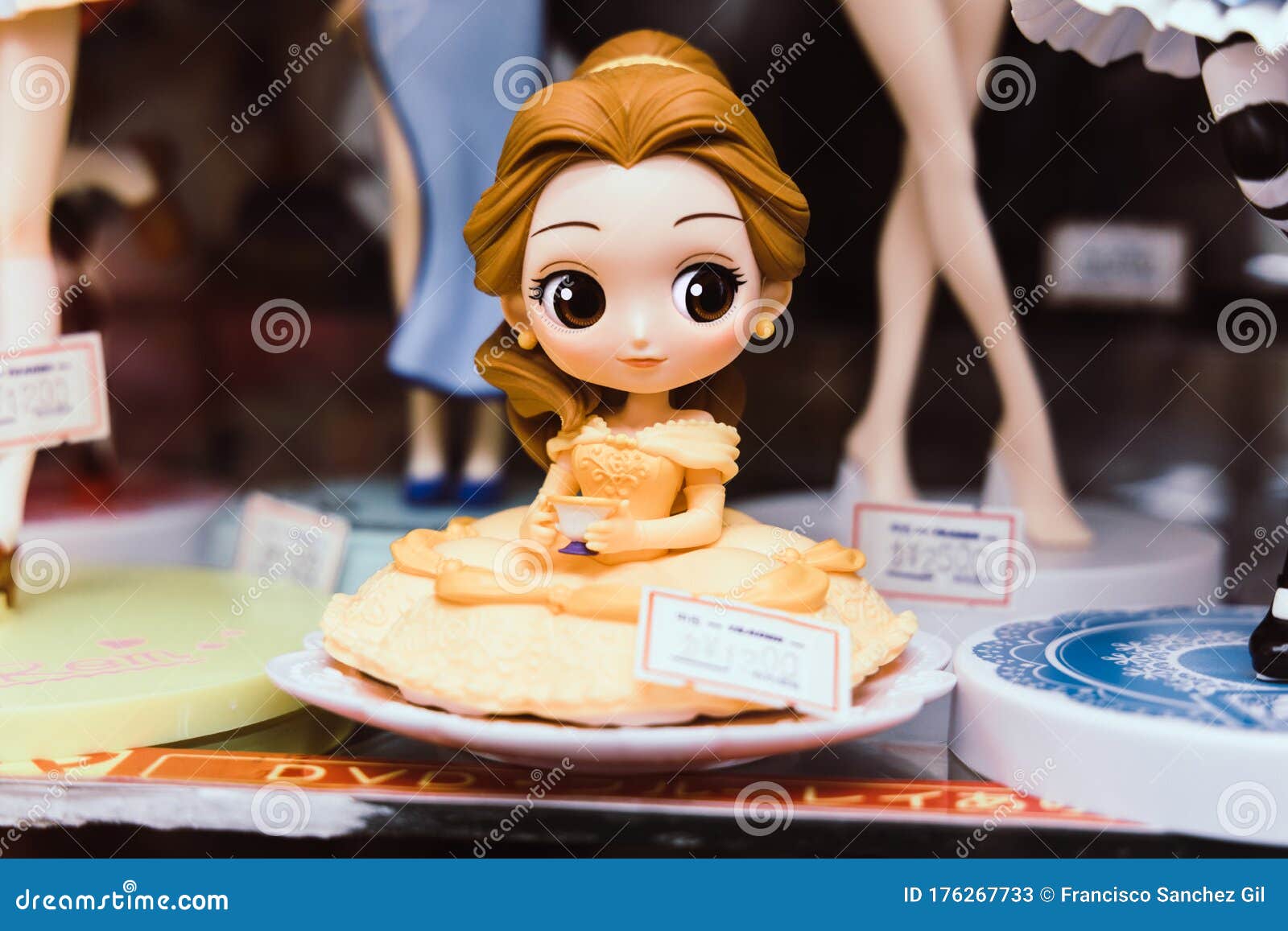 Tokyo Japan 10092019 Bella Figura De La Belleza Y La Bestia Con Un Hermoso Vestido  Amarillo Tomando Un Café Foto de archivo editorial - Imagen de estilo,  compartimiento: 176267733