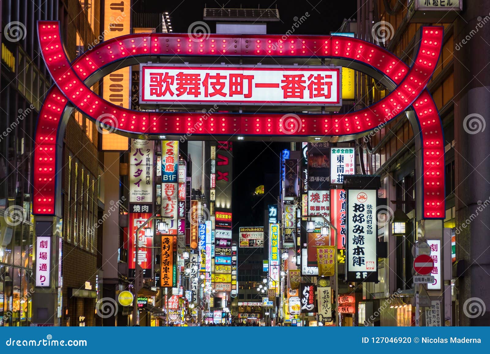 region Målestok Eksempel Arch at the Main Entrance of Kabukicho Entertainment and Red-light District  at Night Editorial Image - Image of japanese, arch: 127046920