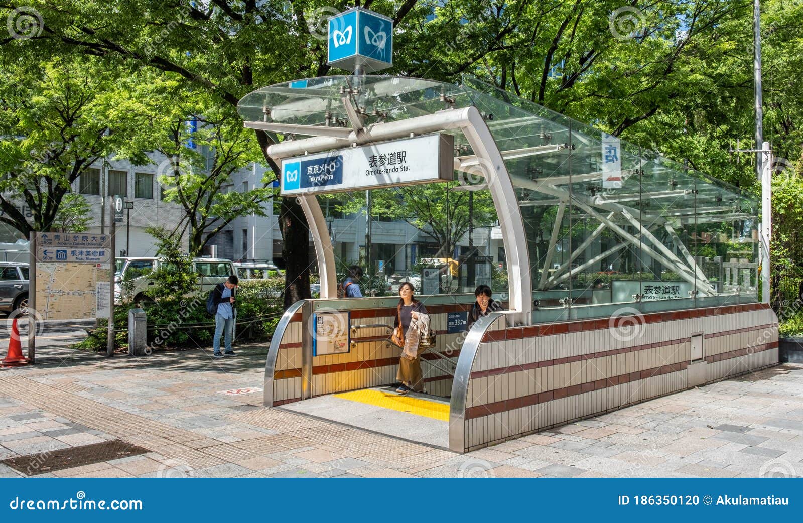 Tokyo Metro Omotesando Subway Entrance Editorial Image - Image of commuter,  public: 186350120