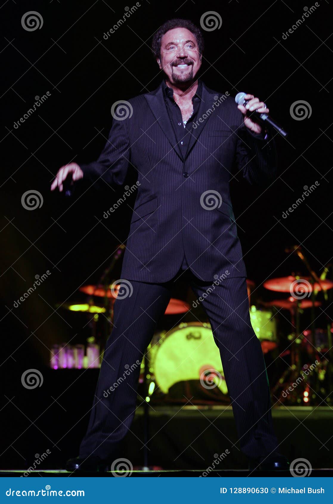 Tom Jones atua em concerto imagem editorial. Imagem de florida - 128890630, image size:1117x1690